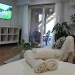 Nature Retreat On The Don River And Trail, 2 King Bdrm Unit, Free Parking, Private Entry