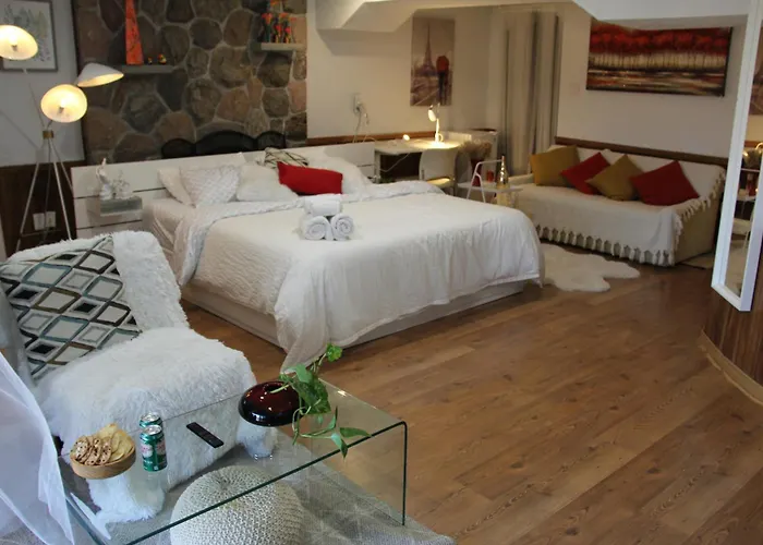 Nature Retreat On The Don River And Trail, 2 King Bdrm Unit, Free Parking, Private Entry