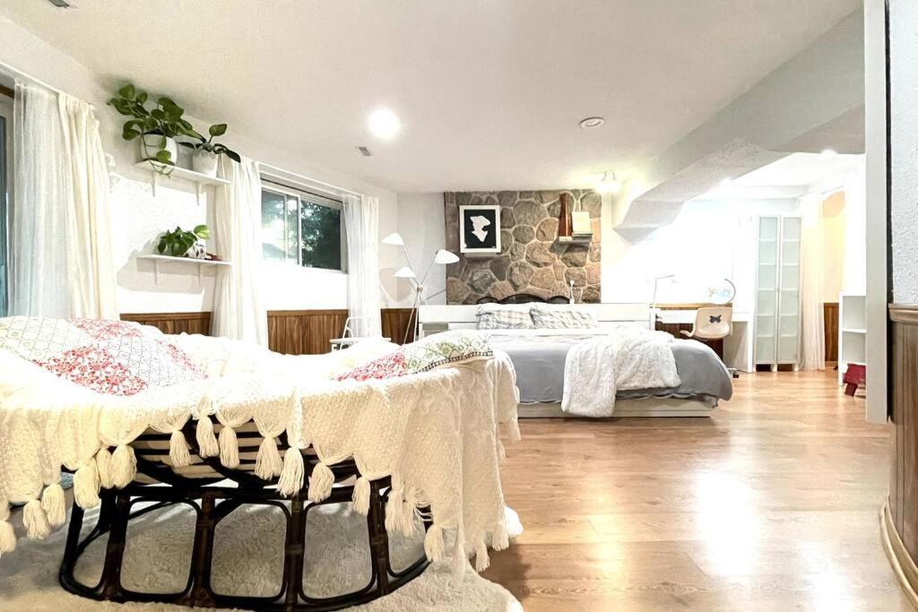 Nature Retreat On The Don River And Trail, 2 King Bdrm Unit, Free Parking, Private Entry *