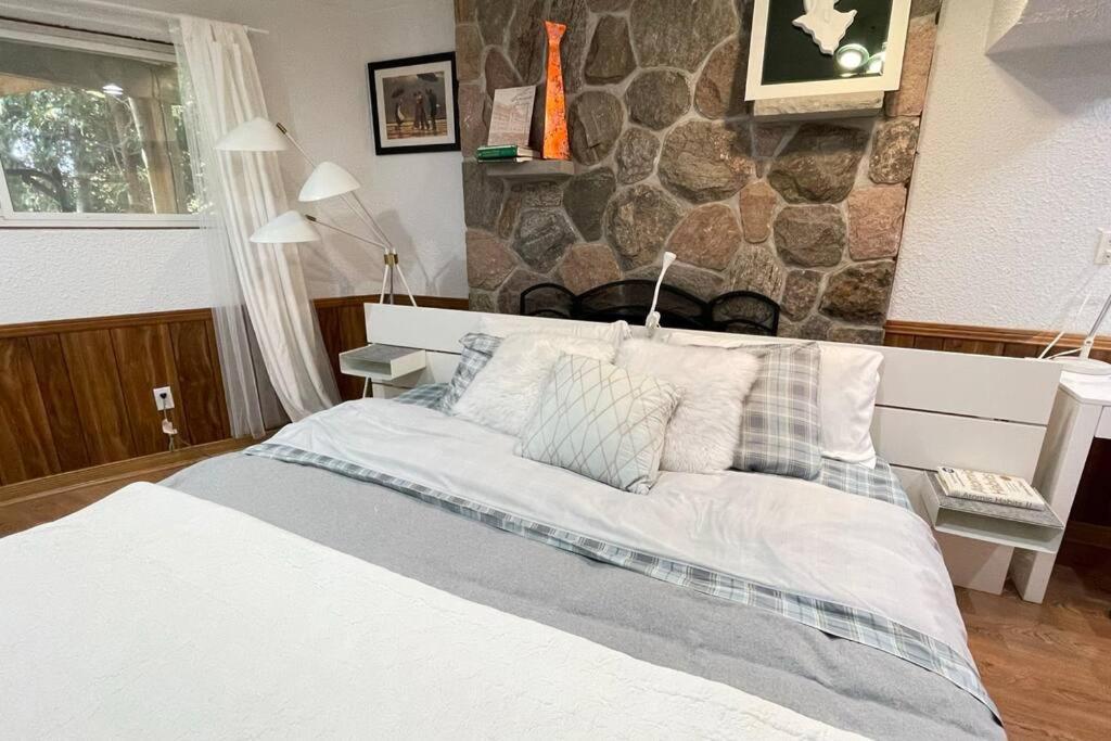 Nature Retreat On The Don River And Trail, 2 King Bdrm Unit, Free Parking, Private Entry Toronto