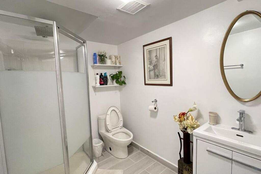 Nature Retreat On The Don River And Trail, 2 King Bdrm Unit, Free Parking, Private Entry * Toronto