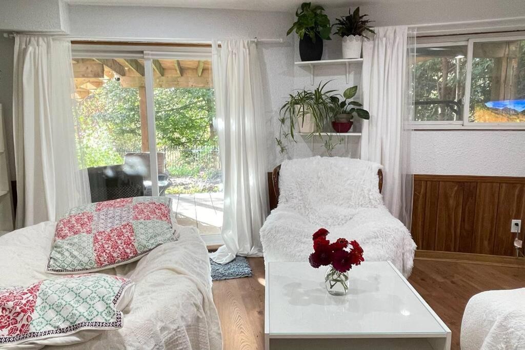 Nature Retreat On The Don River And Trail, 2 King Bdrm Unit, Free Parking, Private Entry