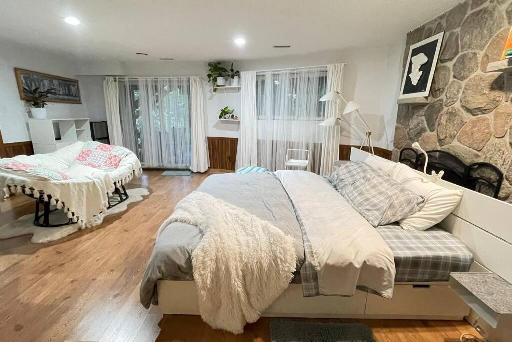 Nature Retreat On The Don River And Trail, 2 King Bdrm Unit, Free Parking, Private Entry Apartment Toronto