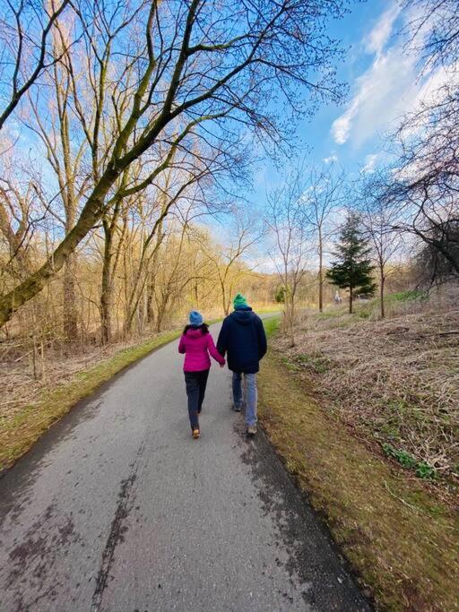Nature Retreat On The Don River And Trail, 2 King Bdrm Unit, Free Parking, Private Entry