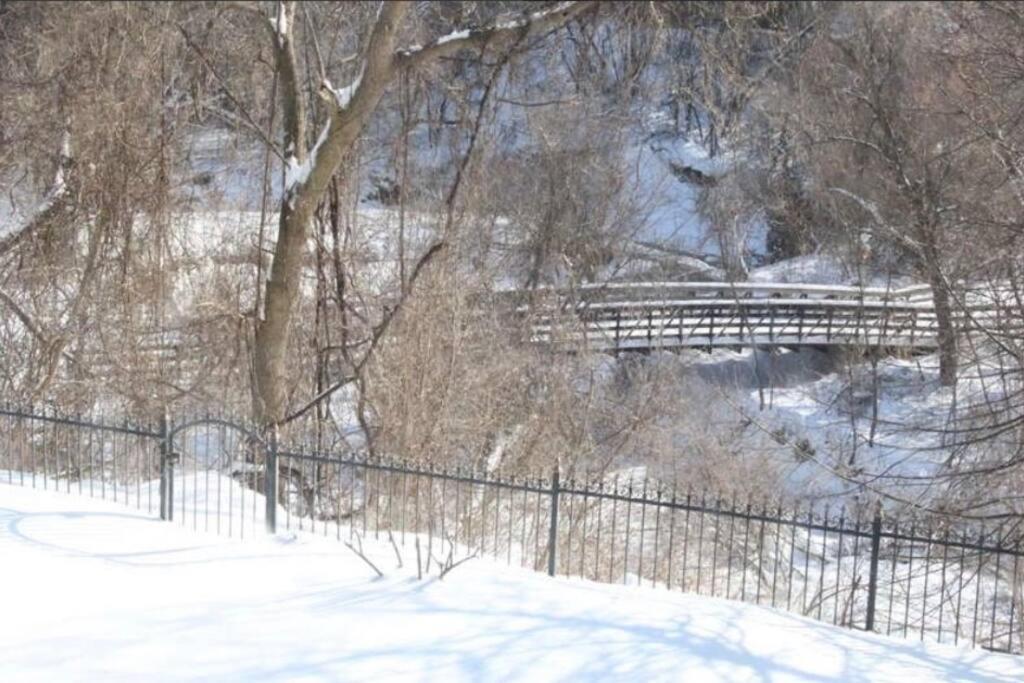 Nature Retreat On The Don River And Trail, 2 King Bdrm Unit, Free Parking, Private Entry Apartment Toronto