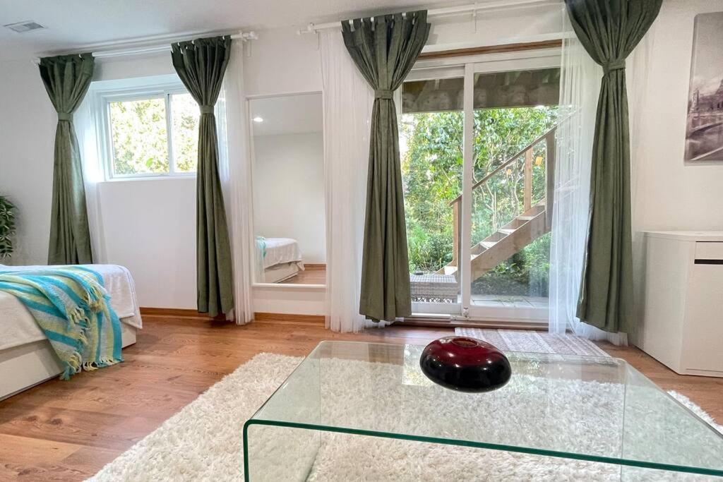 Nature Retreat On The Don River And Trail, 2 King Bdrm Unit, Free Parking, Private Entry Apartment *