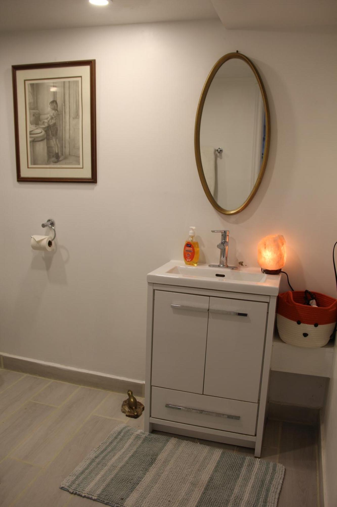 Nature Retreat On The Don River And Trail, 2 King Bdrm Unit, Free Parking, Private Entry Apartment Toronto