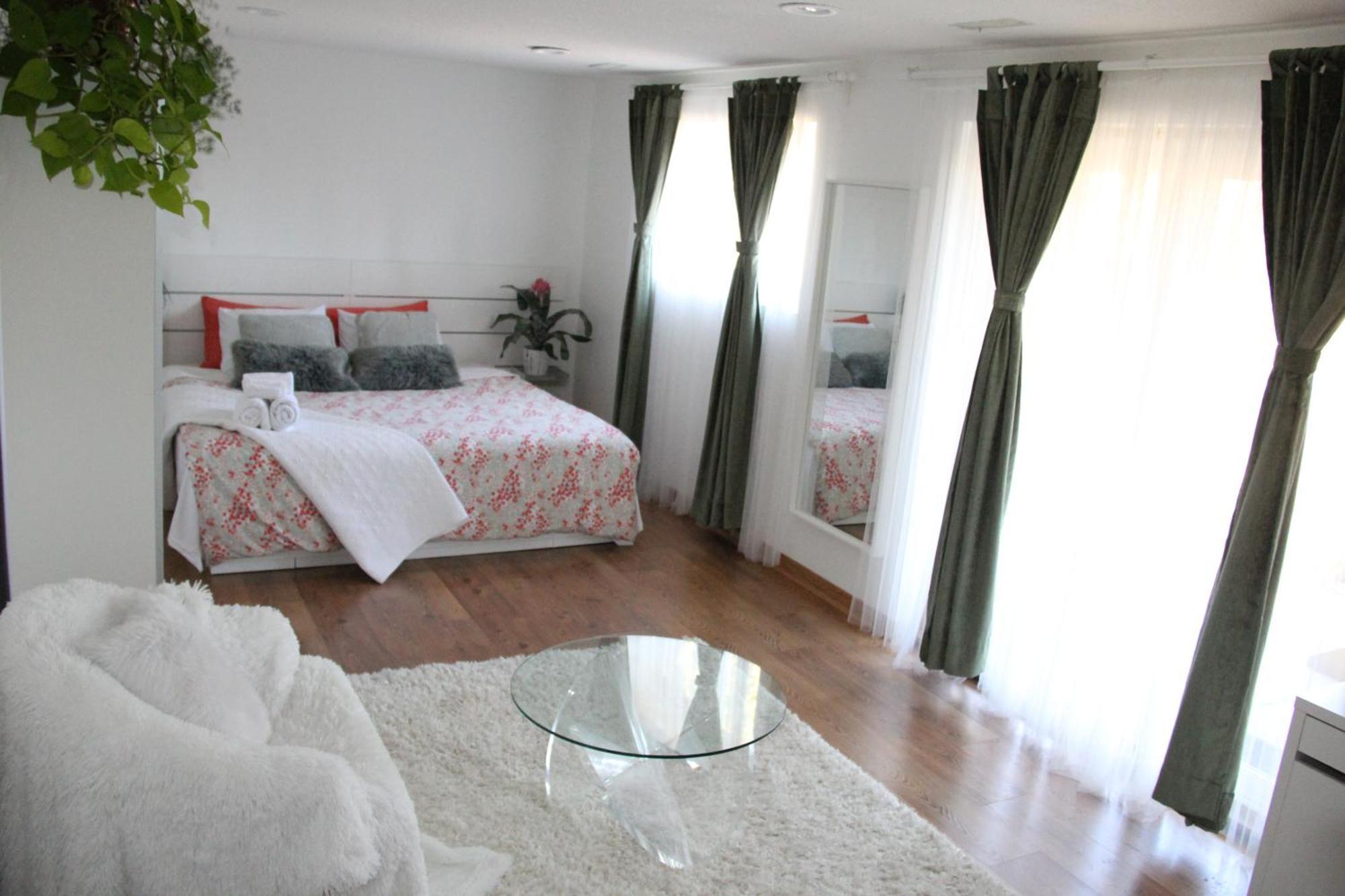 Nature Retreat On The Don River And Trail, 2 King Bdrm Unit, Free Parking, Private Entry Apartment *