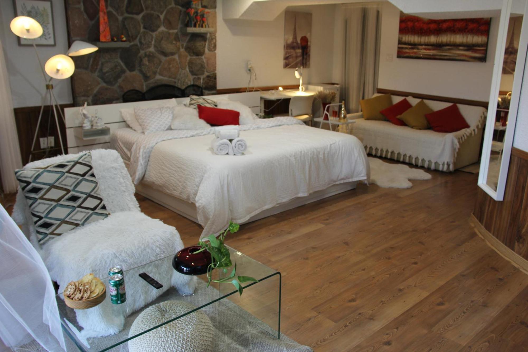 Nature Retreat On The Don River And Trail, 2 King Bdrm Unit, Free Parking, Private Entry Apartment