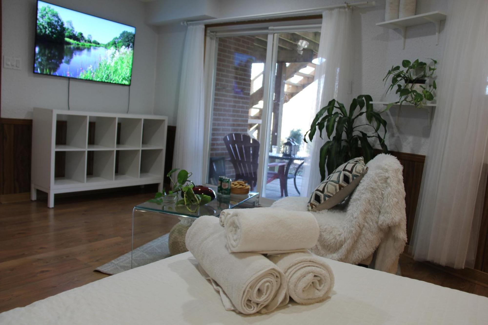 Apartment Nature Retreat On The Don River And Trail, 2 King Bdrm Unit, Free Parking, Private Entry Toronto