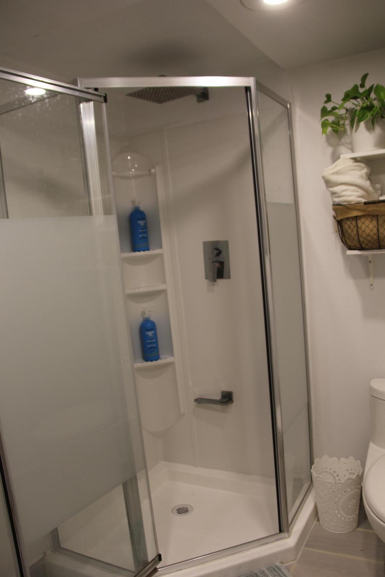 Nature Retreat On The Don River And Trail, 2 King Bdrm Unit, Free Parking, Private Entry Apartment Toronto