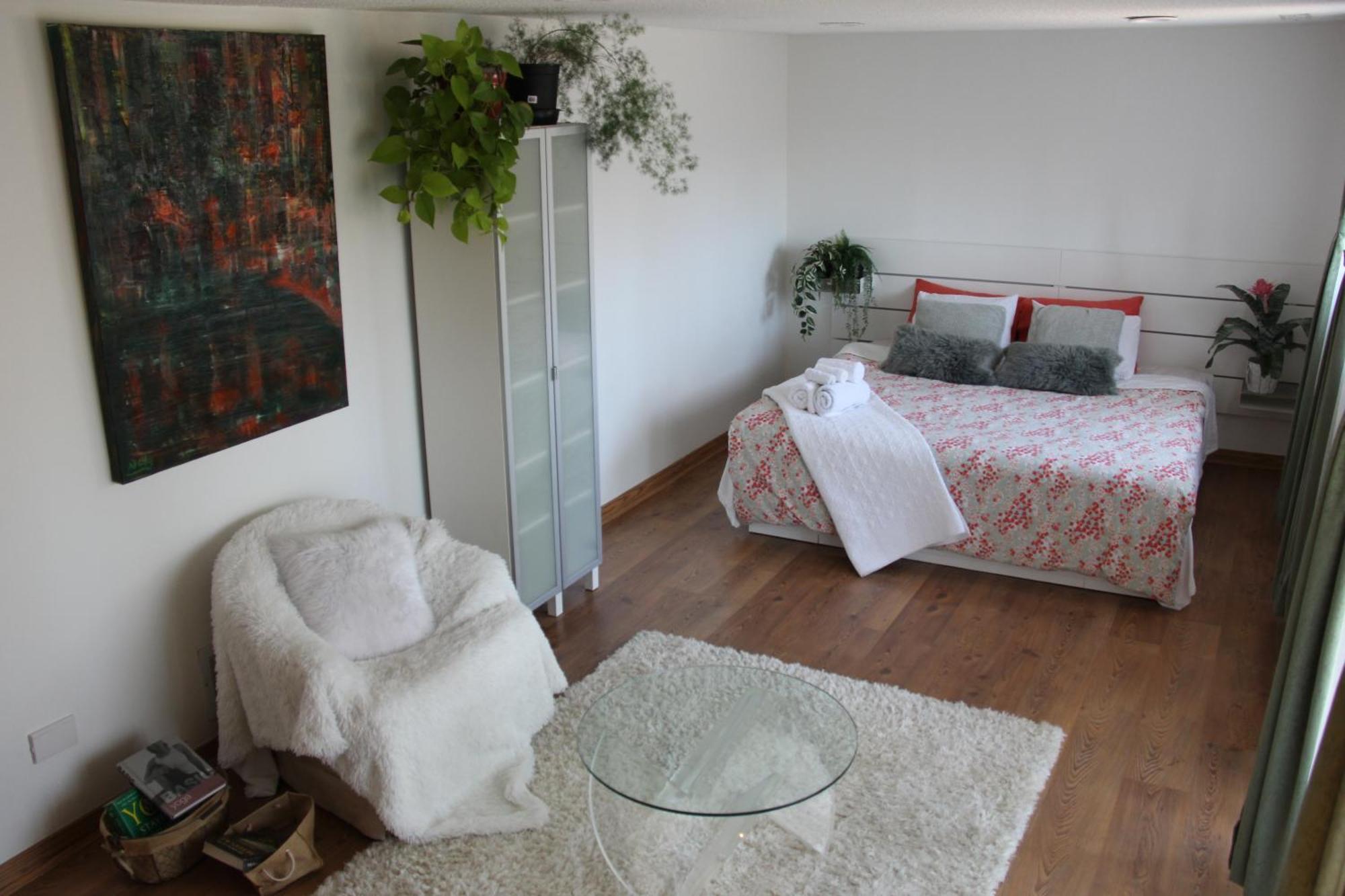 Nature Retreat On The Don River And Trail, 2 King Bdrm Unit, Free Parking, Private Entry *