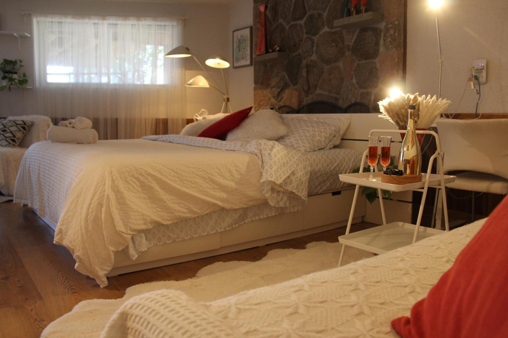 Nature Retreat On The Don River And Trail, 2 King Bdrm Unit, Free Parking, Private Entry Apartment