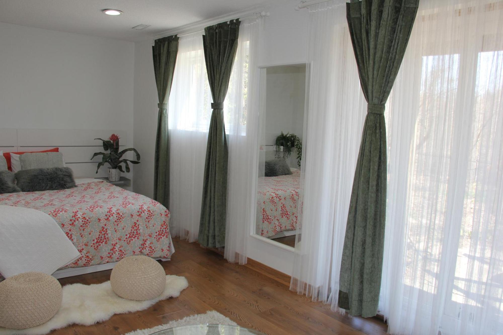 Nature Retreat On The Don River And Trail, 2 King Bdrm Unit, Free Parking, Private Entry Apartment