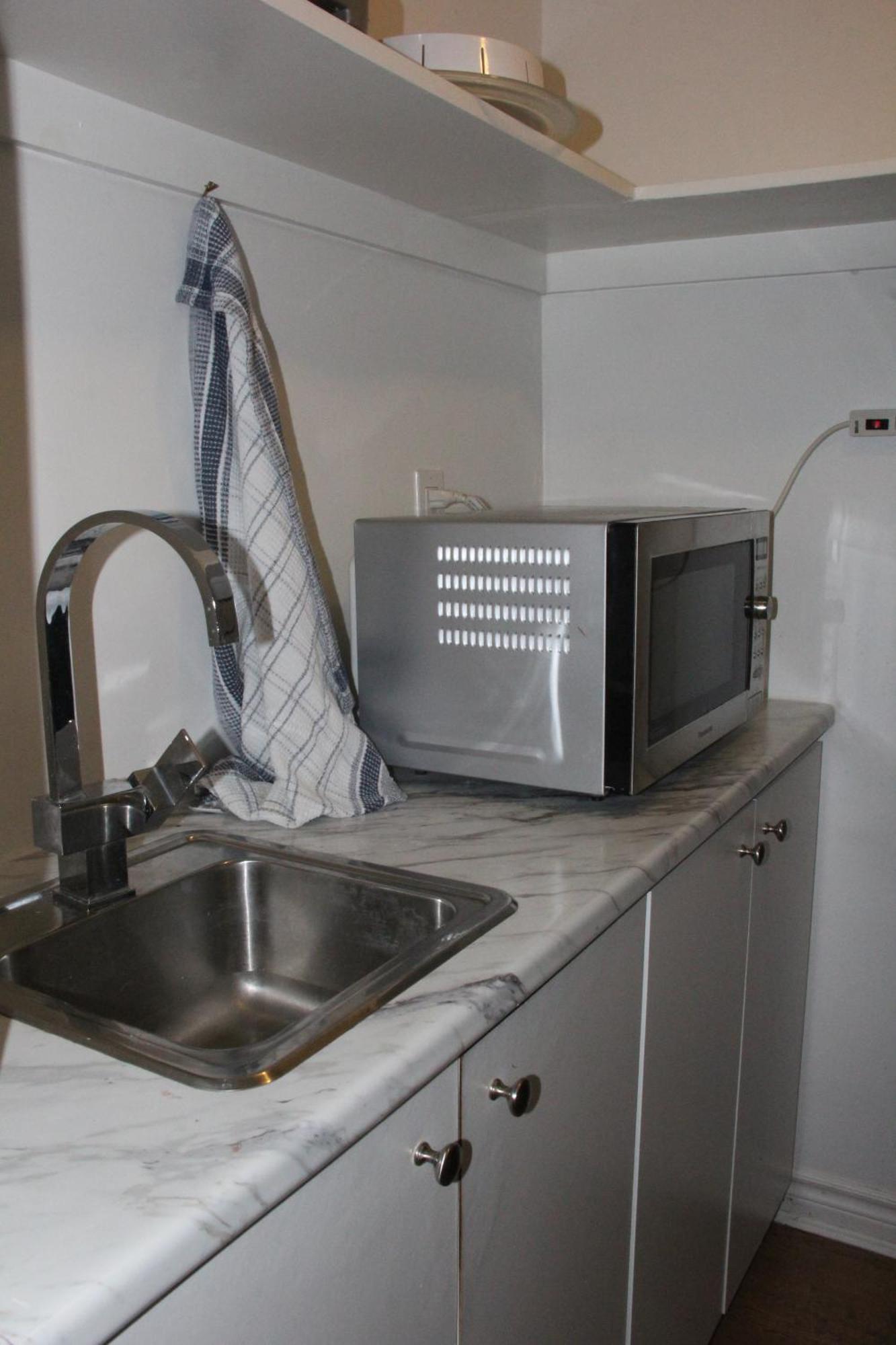 Apartment Nature Retreat On The Don River And Trail, 2 King Bdrm Unit, Free Parking, Private Entry *